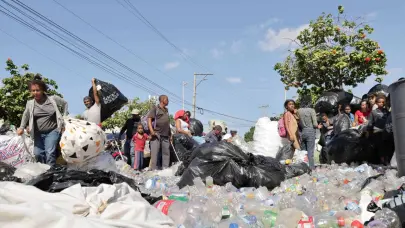 Cientos de personas intercambian "Pl&aacute;sticos por &Uacute;tiles Escolares" en el DN