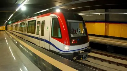 Flujo ágil de pasajeros en la línea 1 del Metro en primer día de clases