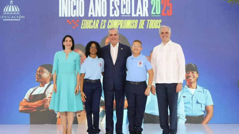 Abinader llama a los padres a acompañar y motivar a sus hijos en el nuevo año escolar 2025-2026