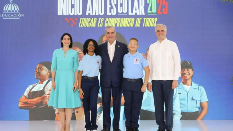 Presidente Abinader y Ministro De Camps inauguran año escolar en Escuela Casandra Damirón