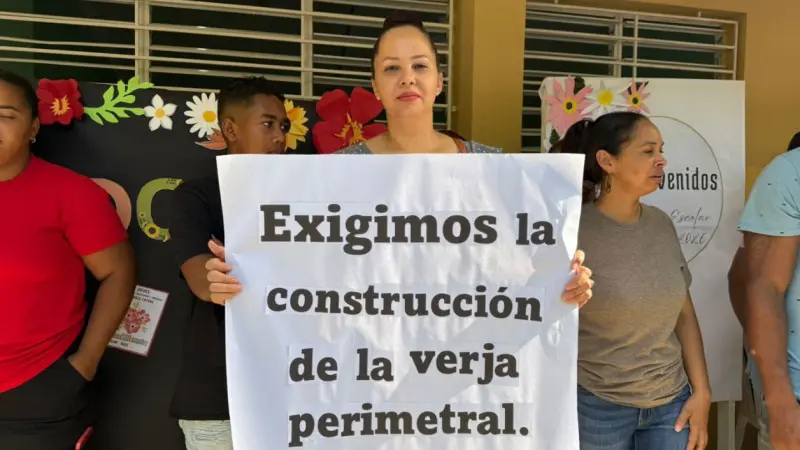 Padres, estudiantes y ADP se niegan a iniciar clases por falta de aulas en liceo de Montecristi