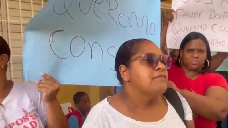 Padres protestan por precariedades en escuela de Manoguayabo