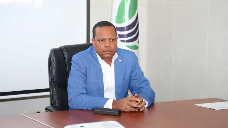 Eddy Alcántara vuelve a emplazar a Leonel Fernández a comprobar el precio real del pollo