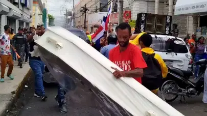 ¡Entierro simbólico! Comunitarios en Moca protestan en contra de los apagones frente a Edenorte