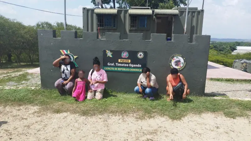 Ejército detiene a indocumentados detectados con drones en una zona boscosa de El Carrizal en Elías Piña