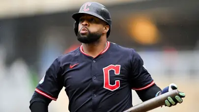 Los Cleveland Guardians ponen en waivers a Carlos Santana