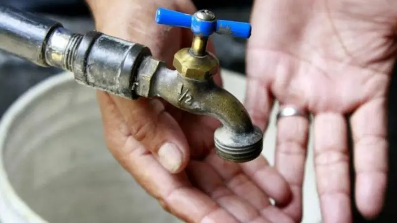 Residentes de Villa Francisca denuncian escasez de agua desde marzo