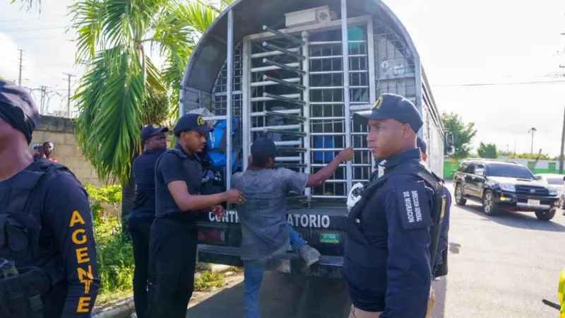 Migración detiene 1,176 indocumentados y deporta 1,493