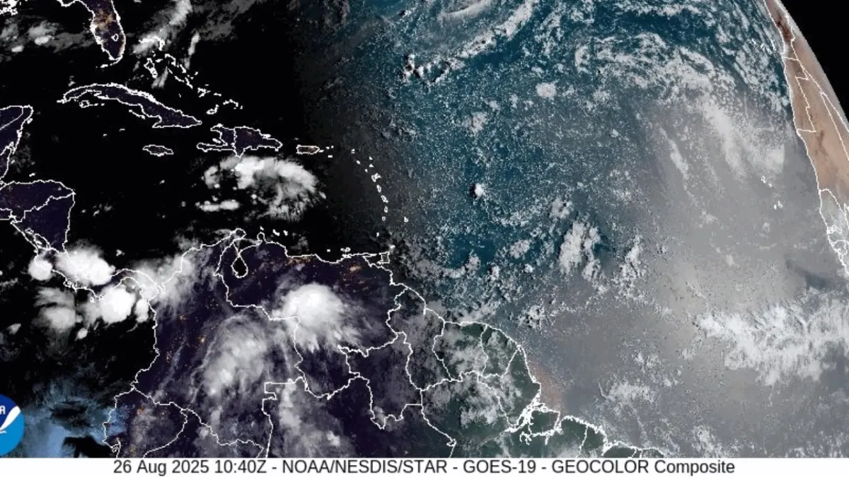 La humedad asociada a una onda tropical producirá aguaceros con tormentas eléctricas y ráfagas de viento