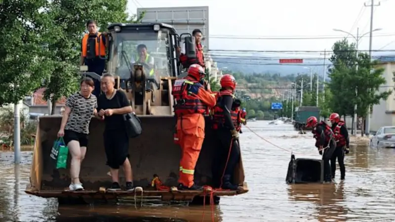Pekín activa máxima alerta por lluvias extremas en cinco distritos de las afueras
