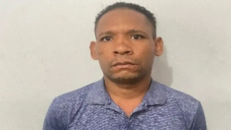Policía apresa a hombre acusado de matar a otro presuntamente por viejas rencillas en Peralvillo, Monte Plata