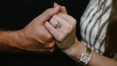 El anillo de compromiso de Taylor Swift: una joya de estilo victoriano con un diamante de 8 quilates