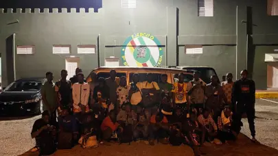 Detienen a 27 indocumentados en un miniv&aacute;n en San Juan de la Maguana