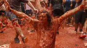 Más de 22,000 personas combaten a tomatazos en la popular fiesta española de la Tomatina