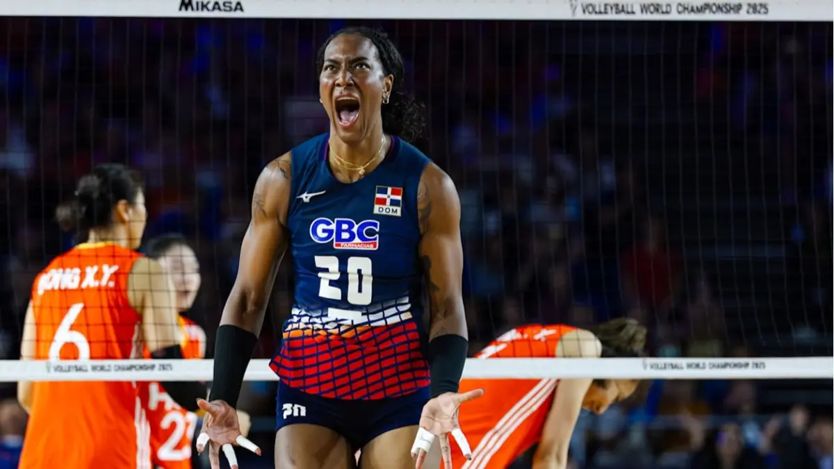 Brayelin Martínez reacciona al hacer un punto en el segundo sets ante China.