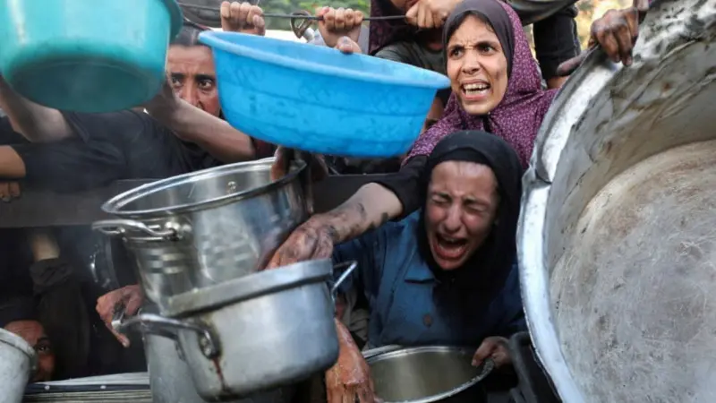 Israel mató el martes a 76 personas en la Franja de Gaza, 18 mientras buscaban comida