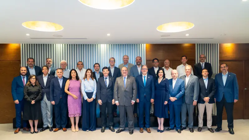 Ministro Magín Díaz dialoga con sector industrial; abordan desafíos de competitividad