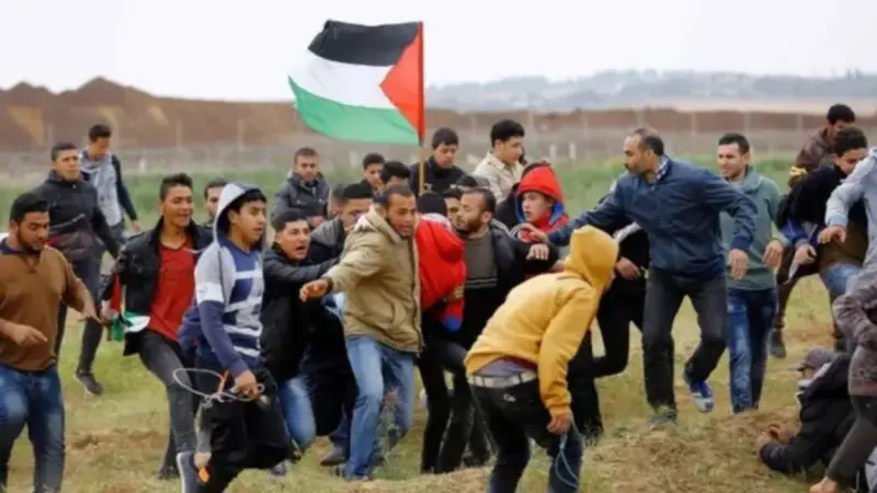 Activistas pro Palestina tratan de interrumpir la salida de la etapa de La Vuelta