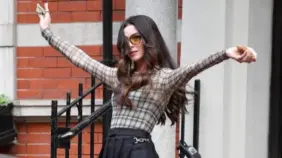 Anne Hathaway se cae al bajar escalones, pero se levanta triunfante