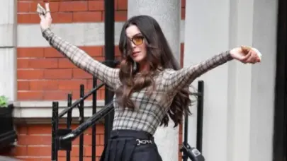 Anne Hathaway se cae al bajar escalones, pero se levanta triunfante