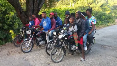 Detienen a cinco hombres cuando transportaban a 13 haitianos indocumentados en motocicletas