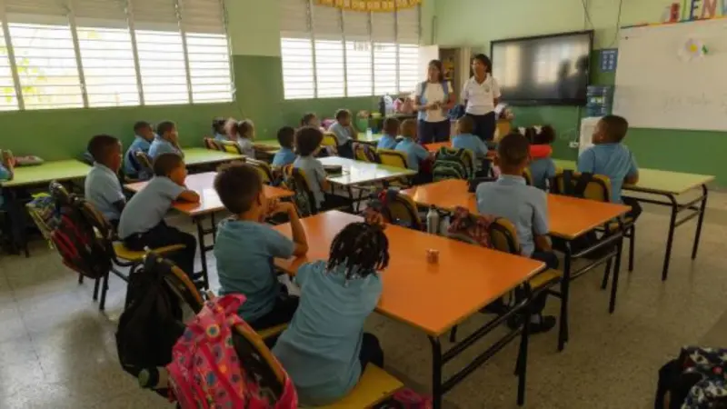 Estudiantes podrán asistir a clases sin uniforme mientras completan entrega de kits escolares