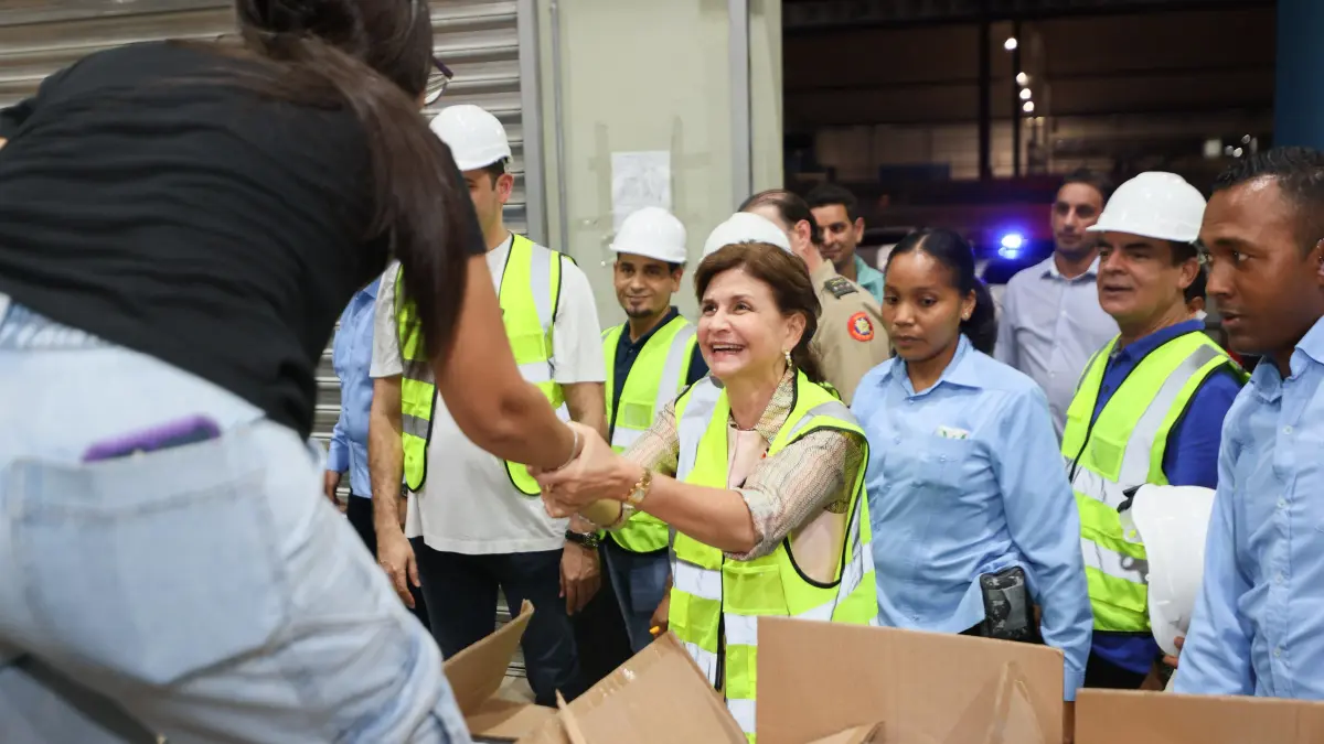 Raquel Peña llega al Inabie para verificar avance en entrega de útiles escolares.