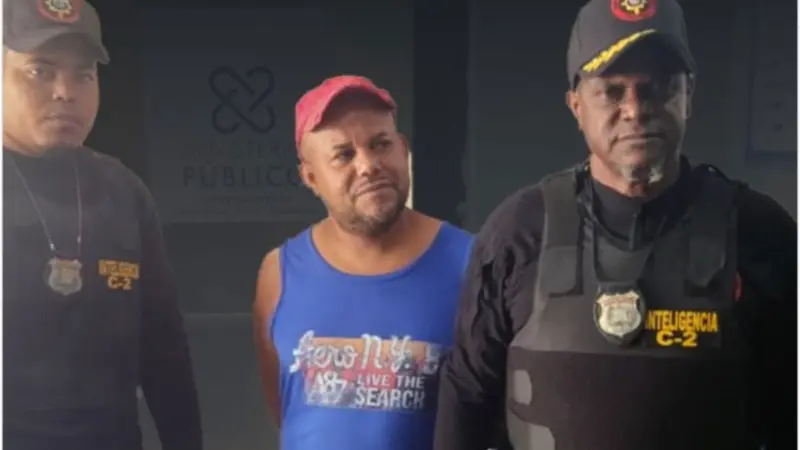 Miembros de la Dirección de inteligencia CECCOM capturan prófugos por comercio ilícito en Puerto Plata