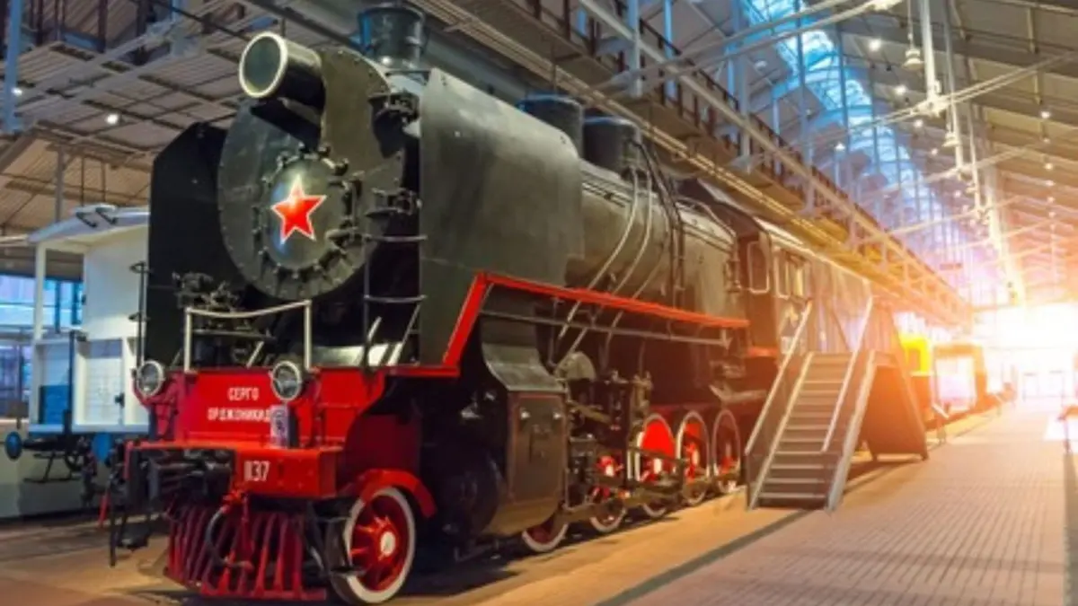 Celebran en San Petersburgo un desfile de trenes antiguos