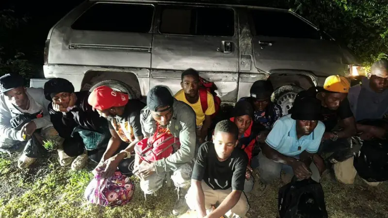 Ejército detiene a 11 indocumentados abandonados en vehículo en San Juan de la Maguana