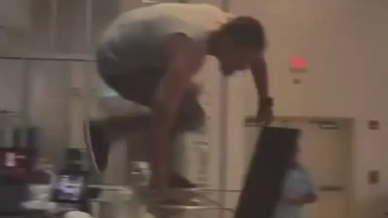 ¡Ataque a sillazos! Golpean a un hombre que hirió a una mujer en centro comercial de PR