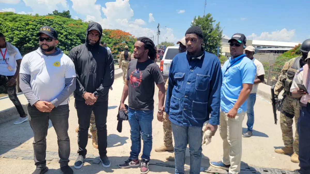 Autoridades dominicanas entregan a dos presuntos miembros de la banda haitiana 400 Mawozo en la frontera