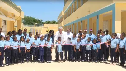 Presidente Abinader inaugura moderno centro educativo en Enriquillo