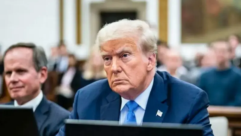 Trump reaparece con más de 40 mensajes en Truth Social tras rumores sobre su salud