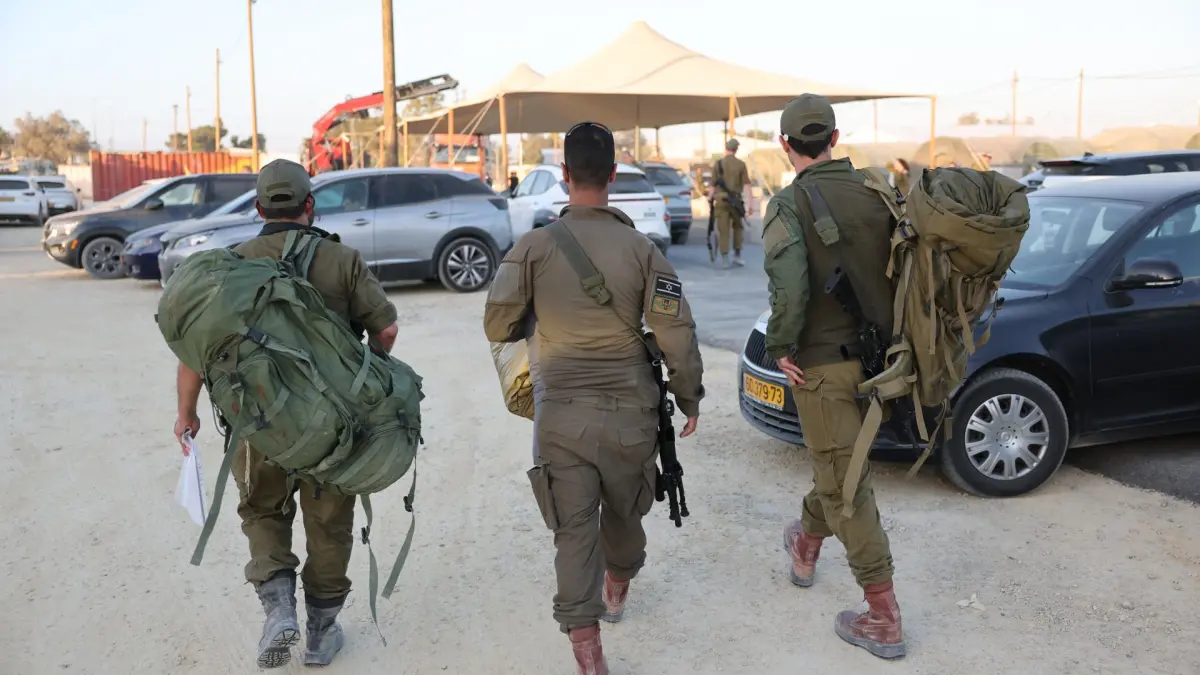 Soldados reservistas israelíes caminan junto a su base de reclutamiento militar en el sur de Israel, el 2 de septiembre de 2025. El ejército israelí ha convocado a 60,000 reservistas para reforzar y expandir la Operación Carros de Guerra de Gedeón II.