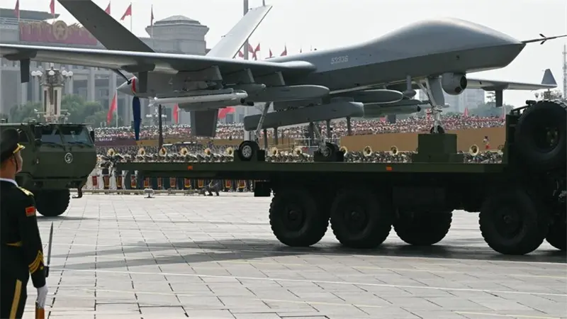 China exhibe drones con IA y misiles en el desfile por el fin de la Segunda Guerra Mundial