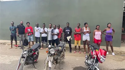 Ej&eacute;rcito detiene nacionales haitianos indocumentados en motocicletas durante operativo en Esperanza, Valverde