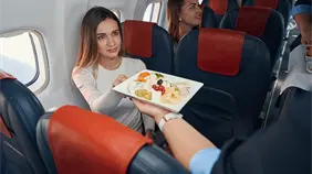 Aprende cómo alimentarte bien antes y durante un viaje en avión