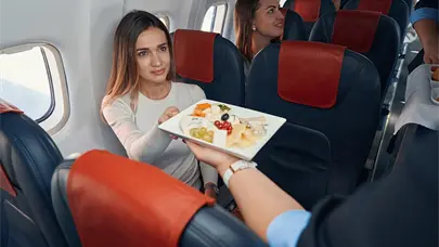 Aprende c&oacute;mo alimentarte bien antes y durante un viaje en avi&oacute;n