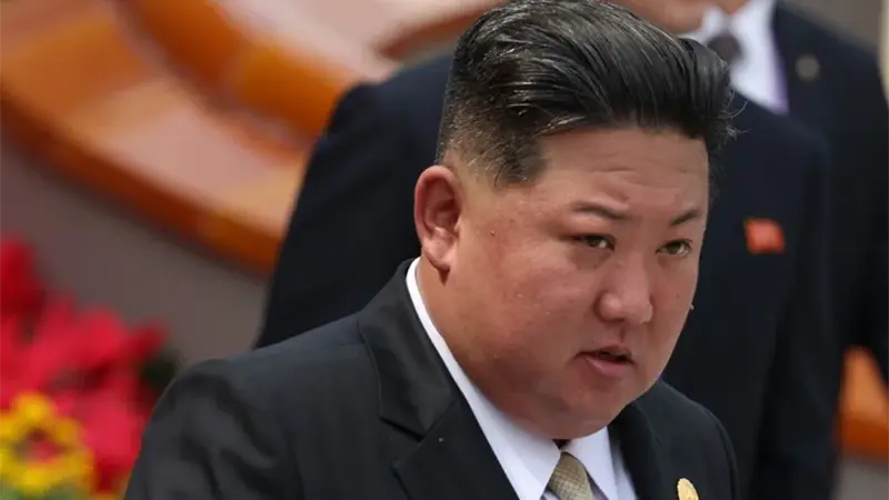 Kim y el representante de Seúl se saludan en el desfile de Pekín pese a tensiones