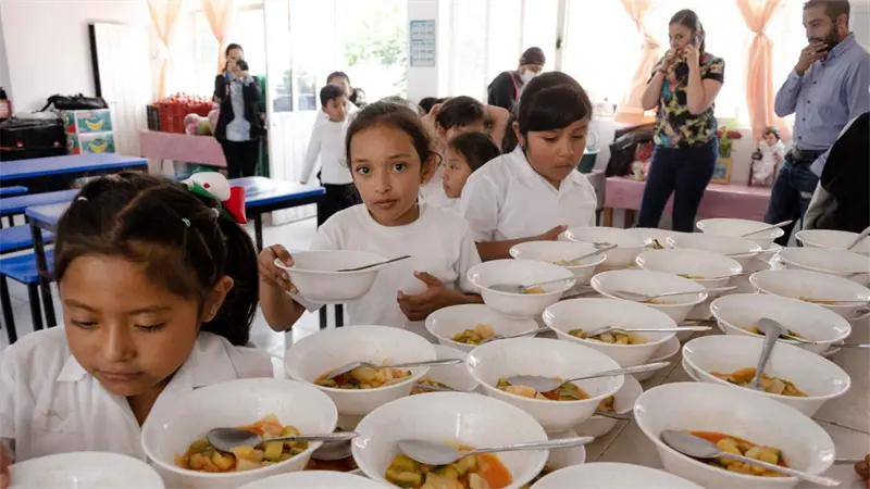 México mejora la alimentación en las escuelas con medidas apoyadas por el 90 % de padres