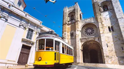 Al menos 15 muertos y 20 heridos por el descarrilamiento de un tranvía en Lisboa