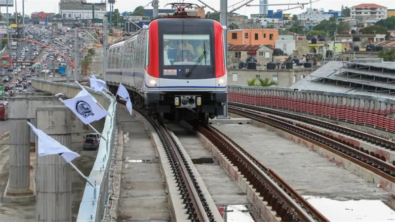 Luis Abinader recorre la Línea 2C del Metro y confirma apertura para febrero