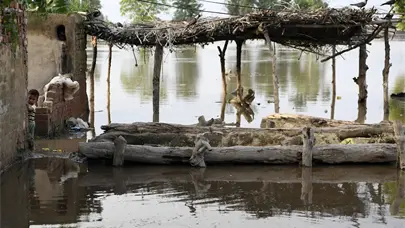 Casi 900 muertos por lluvias mientras la emergencia se agrava en el este de Pakist&aacute;n