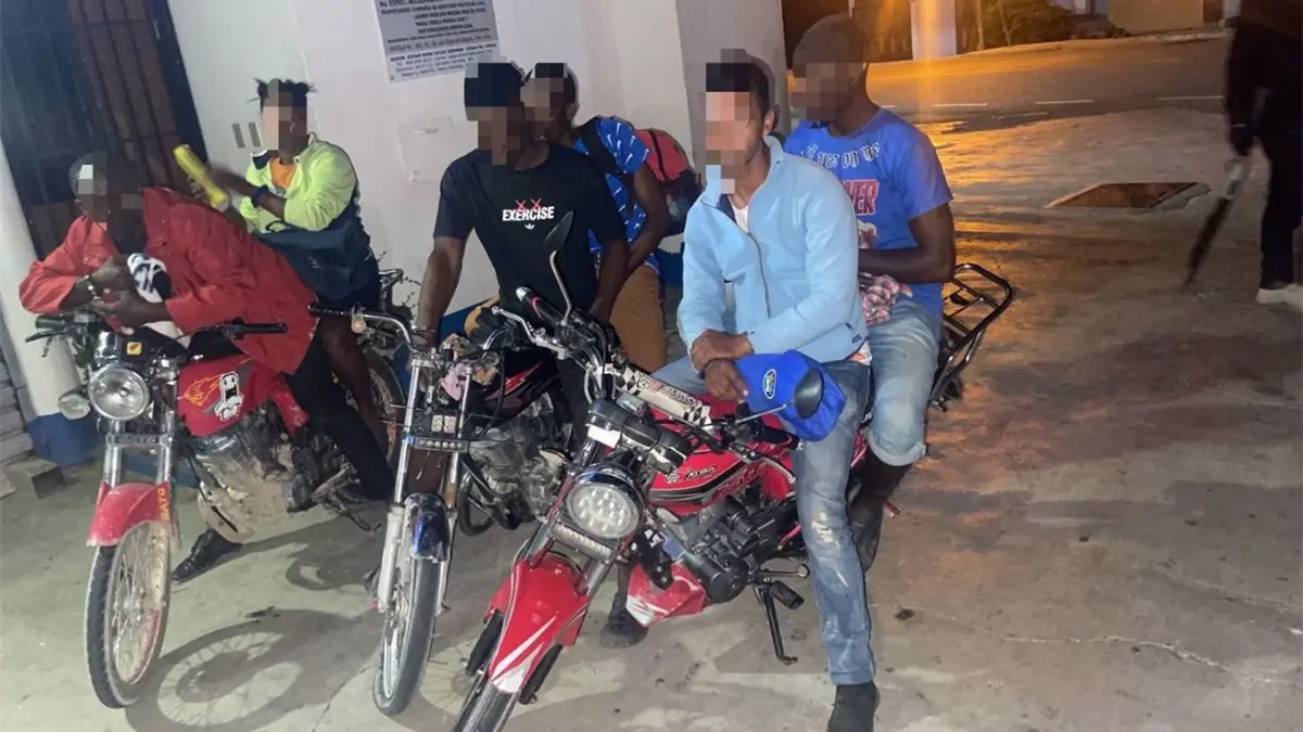 Tres motorizados detenidos en Azua por transportar haitianos en condición migratoria irregular