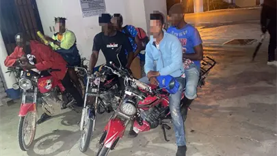 Tres motorizados detenidos en Azua por transportar haitianos en condición migratoria irregular