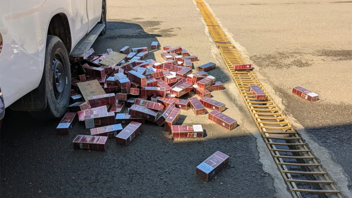 Ejército decomisa más de 200 mil cigarrillos descubiertos debajo de dos camionetas en Valverde