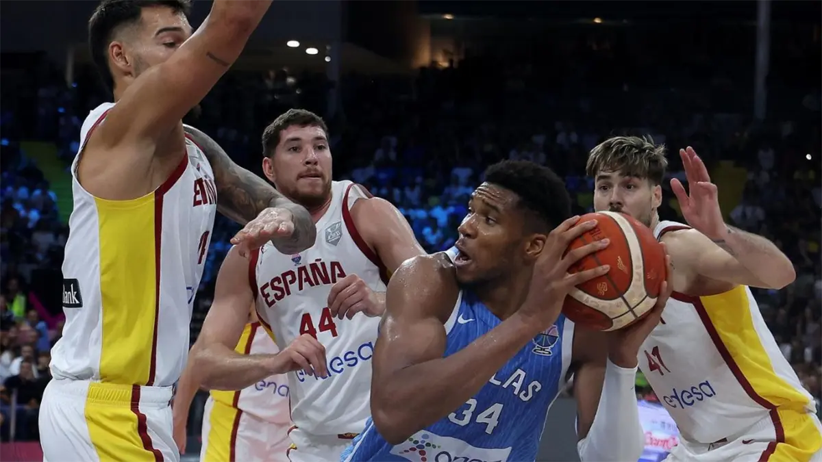 Willy Hernangómez (izquierda), Joel Parra (segundo desde la izquierda) y Juancho Hernangómez (derecha), de España, en acción contra Giannis Antetokounmpo (derecha), de Grecia, durante el partido del Grupo C del FIBA EuroBasket 2025 entre España y Grecia, celebrado en Limassol, Chipre, el 4 de septiembre de 2025.