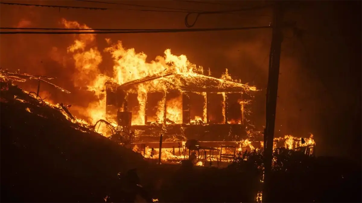 Incendio de una casa en California.