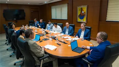 Ministro Mag&iacute;n D&iacute;az sostiene di&aacute;logo con gremios y sectores productivos